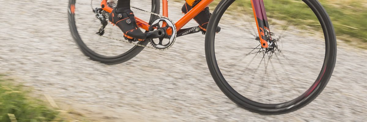 Pour une descente d'un col en vélo de course, attention à choisir les bonnes trajectoires en virage.